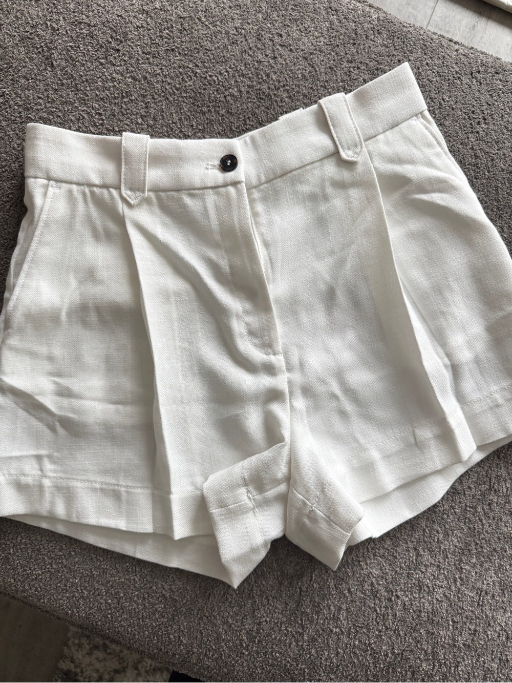 H&M White High-Waist Pleated Women’s Shorts